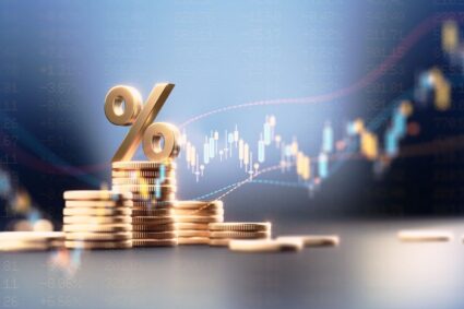 Rappresentazione concettuale di tassi di interesse del mercato azzionario a indicare l'aumento del costo della vita.